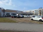 Mietflächen in einem Ärzte- und Geschäftshaus zu vermieten - Objektansicht mit Parkplätzen